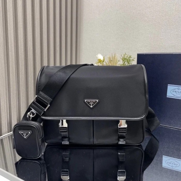 PRADA 2VD768A ナイロンフラップ斜め掛け サイズ:32x24x12cm PRADA 2VD768A ナイロンフラップ斜め掛け サイズ:32x24x12cm