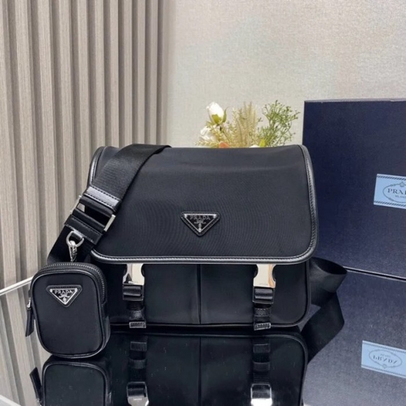 PRADA 2VD769A ナイロンフラップ斜め掛け サイズ:26x20x10cm PRADA 2VD769A ナイロンフラップ斜め掛け サイズ:26x20x10cm