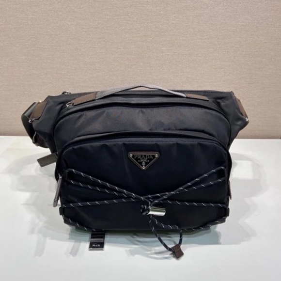 PRADA 2VH201 リナイロンメッセンジャー サイズ:30x22x10cm PRADA 2VH201 リナイロンメッセンジャー サイズ:30x22x10cm