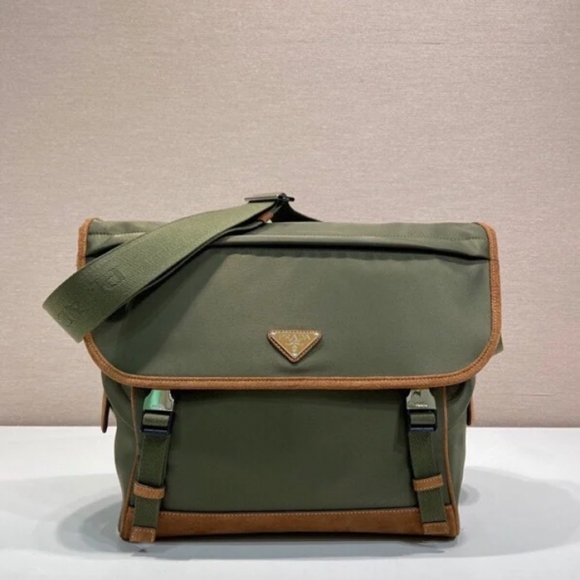 PRADA 2VD052A リナイロンメッセンジャー 大 サイズ:30x27.5x14.5cm PRADA 2VD052A リナイロンメッセンジャー 大 サイズ:30x27.5x14.5cm