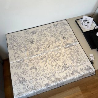 シャネル オリジナル90cmシルクスカーフ。手巻き裾。100%シルク 90X90cm シャネル オリジナル90cmシルクスカーフ。手巻き裾。100%シルク 90X90cm