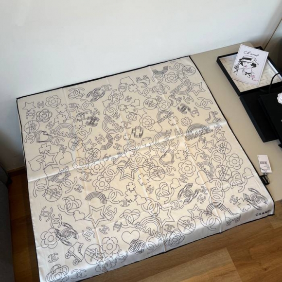 シャネル オリジナル90cmシルクスカーフ。手巻き裾。100%シルク 90X90cm シャネル オリジナル90cmシルクスカーフ。手巻き裾。100%シルク 90X90cm