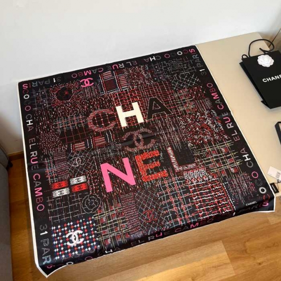 シャネル カラフルなレターモチーフ。シルクスカーフ 90x90cm シャネル カラフルなレターモチーフ。シルクスカーフ 90x90cm
