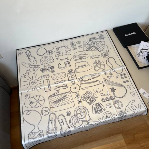 シャネル オリジナル90cmシルクスカーフ。手巻き裾。100%シルク 90X90cm シャネル オリジナル90cmシルクスカーフ。手巻き裾。100%シルク 90X90cm