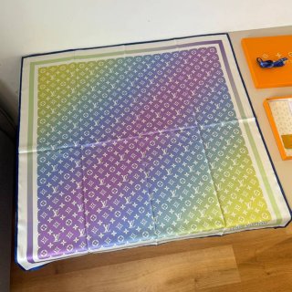 ルイ ヴィトン 新作シルクスカーフ 90 x 90cm ルイ ヴィトン 新作シルクスカーフ 90 x 90cm
