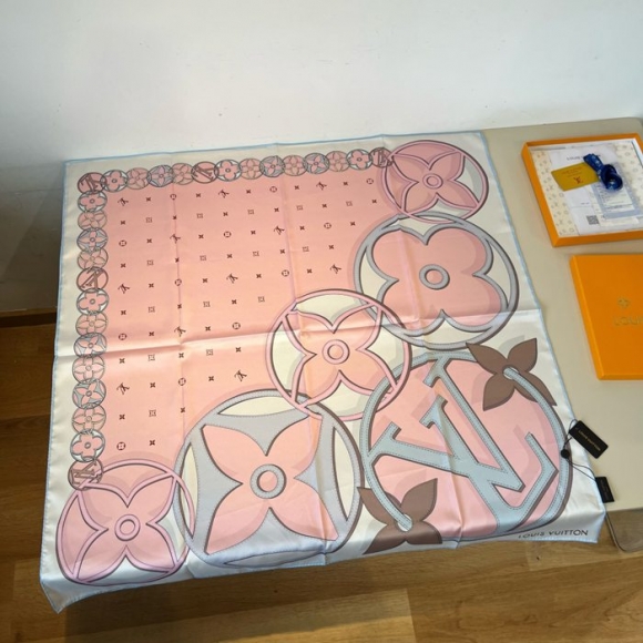 ルイ ヴィトン デュアリティシルクスカーフ 90 x 90cm ルイ ヴィトン デュアリティシルクスカーフ 90 x 90cm