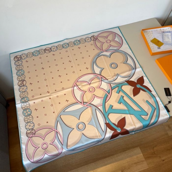 ルイ ヴィトン デュアリティシルクスカーフ 90 x 90cm ルイ ヴィトン デュアリティシルクスカーフ 90 x 90cm