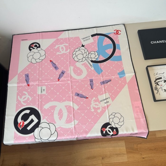 シャネル 新作。シャネルNo.5スカーフ。シルクスカーフ 90x90cm シャネル 新作。シャネルNo.5スカーフ。シルクスカーフ 90x90cm