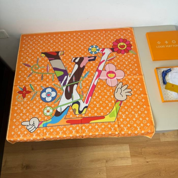 ルイ ヴィトン 新作村上隆コレクションスカーフ 90 x 90cm ルイ ヴィトン 新作村上隆コレクションスカーフ 90 x 90cm