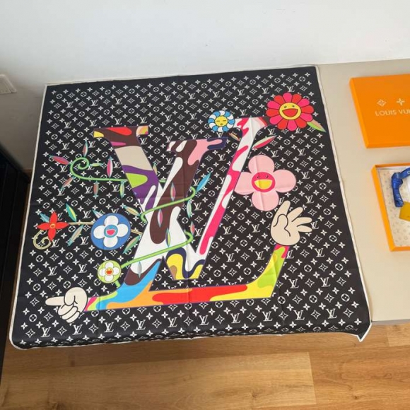 ルイ ヴィトン 新作村上隆コレクションスカーフ 90 x 90cm ルイ ヴィトン 新作村上隆コレクションスカーフ 90 x 90cm