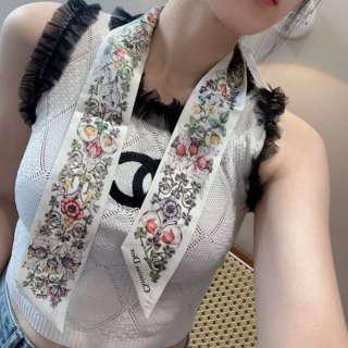 ディオール フラワー新作両面シュシュ付きヘアバンド。100%シルク ディオール フラワー新作両面シュシュ付きヘアバンド。100%シルク