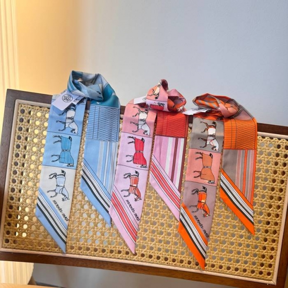 エルメス 新作ツイリー。18ムーメンシルク。両面。100%シルク 5X86cm エルメス 新作ツイリー。18ムーメンシルク。両面。100%シルク 5X86cm