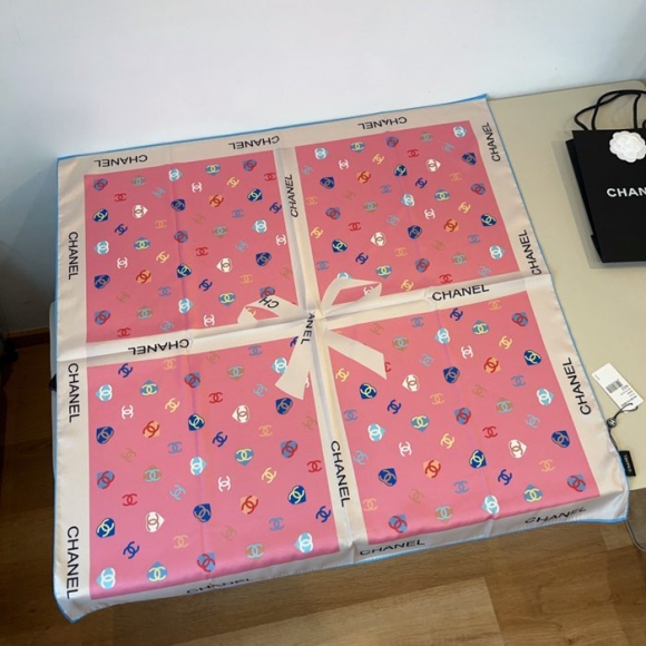 シャネル 蝶々結びスカーフ 90x90cm シャネル 蝶々結びスカーフ 90x90cm