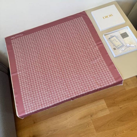 ディオール 新作90cmシルクスカーフ 90x90cm ディオール 新作90cmシルクスカーフ 90x90cm