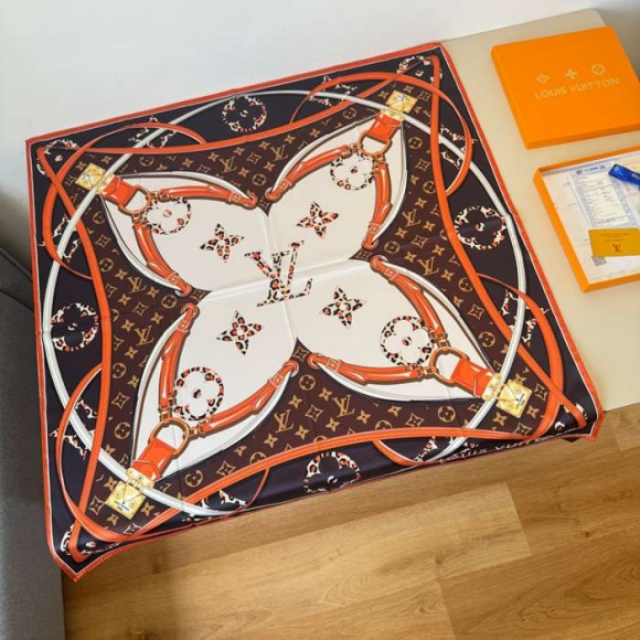 ルイ ヴィトン 新作スカーフ 90 x 90cm ルイ ヴィトン 新作スカーフ 90 x 90cm