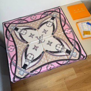 ルイ ヴィトン 新作スカーフ 90 x 90cm ルイ ヴィトン 新作スカーフ 90 x 90cm