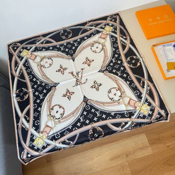 ルイ ヴィトン 新作スカーフ 90 x 90cm ルイ ヴィトン 新作スカーフ 90 x 90cm