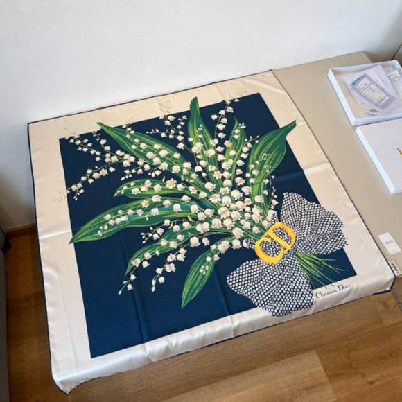 ディオール シルクスカーフ。鈴蘭花束 90X90cm ディオール シルクスカーフ。鈴蘭花束 90X90cm