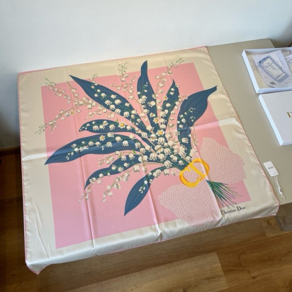 ディオール シルクスカーフ。鈴蘭花束 90X90cm ディオール シルクスカーフ。鈴蘭花束 90X90cm