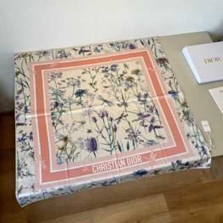 ディオール 新作シルクスカーフ。フラワーシリーズ 90x90cm ディオール 新作シルクスカーフ。フラワーシリーズ 90x90cm