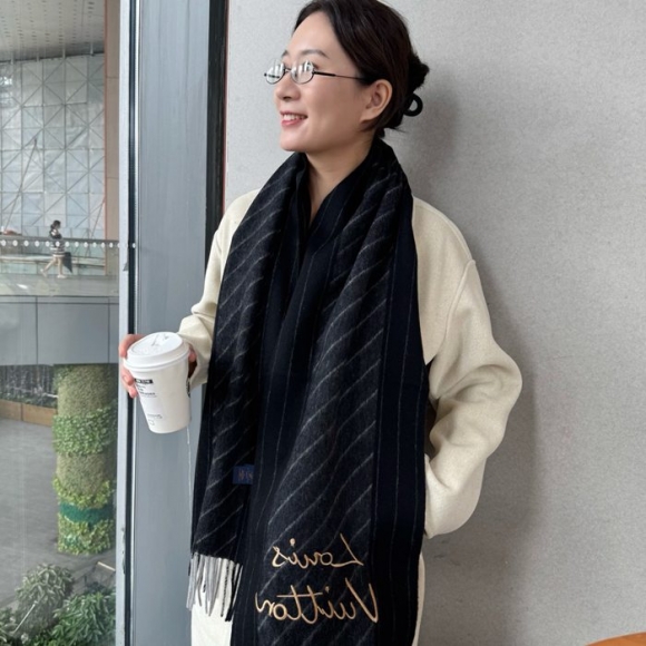ルイ ヴィトン カシミヤスカーフ 45x200cm ルイ ヴィトン カシミヤスカーフ 45x200cm