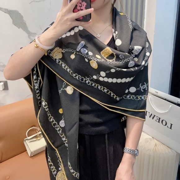 シャネル パールネックレスモチーフスカーフ 140x140cm シャネル パールネックレスモチーフスカーフ 140x140cm