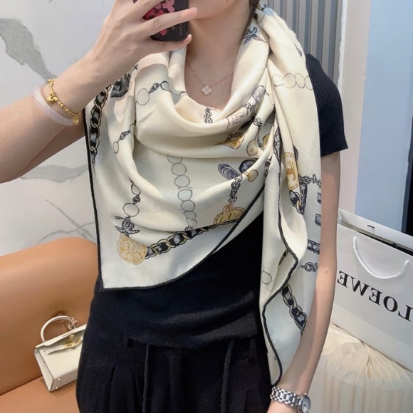 シャネル パールネックレスモチーフスカーフ 140x140cm シャネル パールネックレスモチーフスカーフ 140x140cm