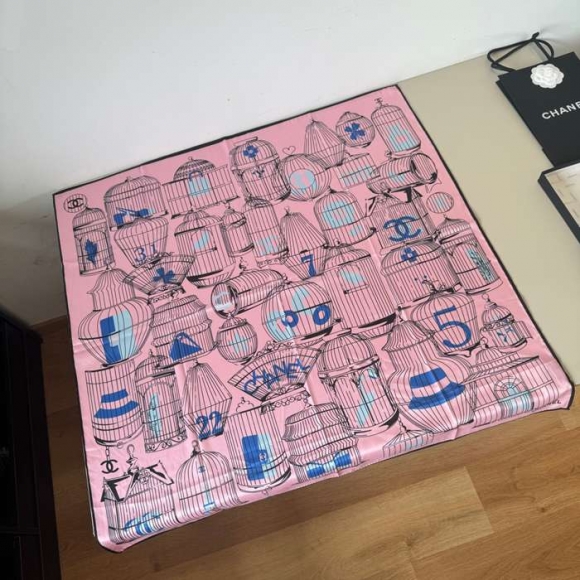 シャネル オリジナル90cmシルクスカーフ。鳥籠柄。100%シルク 90X90cm シャネル オリジナル90cmシルクスカーフ。鳥籠柄。100%シルク 90X90cm