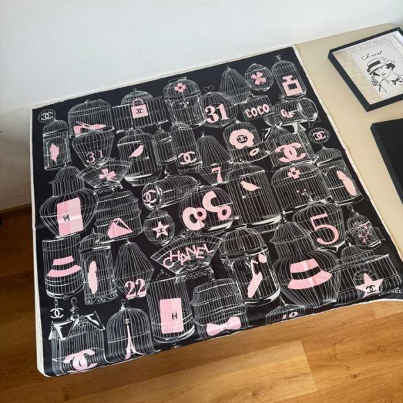シャネル オリジナル90cmシルクスカーフ。鳥籠柄。100%シルク 90X90cm シャネル オリジナル90cmシルクスカーフ。鳥籠柄。100%シルク 90X90cm