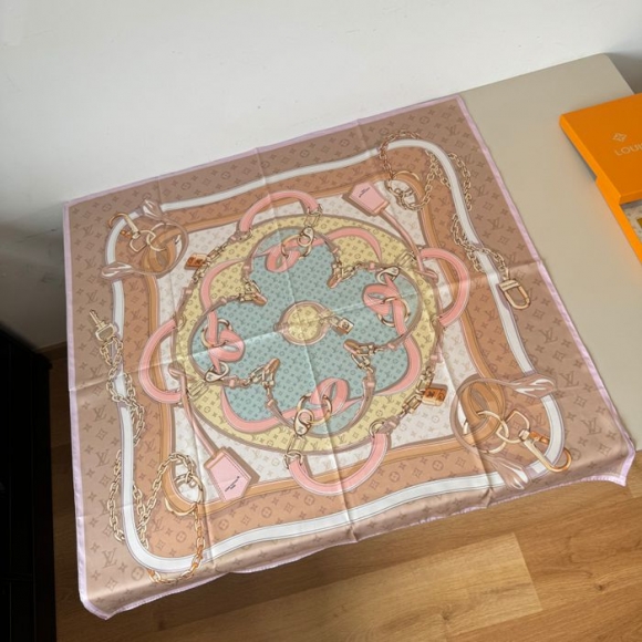 ルイ ヴィトン 新作シルクスカーフ 90X90cm ルイ ヴィトン 新作シルクスカーフ 90X90cm