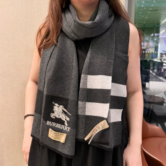 バーバリー ハイエンドカシミヤニットスカーフ。100％カシミヤ 30x180cm