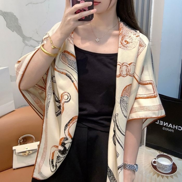 エルメス 馬具ストーリーストール 136 x 137cm エルメス 馬具ストーリーストール 136 x 137cm