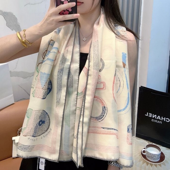 エルメス 馬具ストーリーストール 136 x 137cm エルメス 馬具ストーリーストール 136 x 137cm