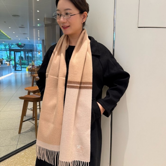 ロエベ めったに見ない優しい色合い。両面配色 35x 190cm ロエベ めったに見ない優しい色合い。両面配色 35x 190cm