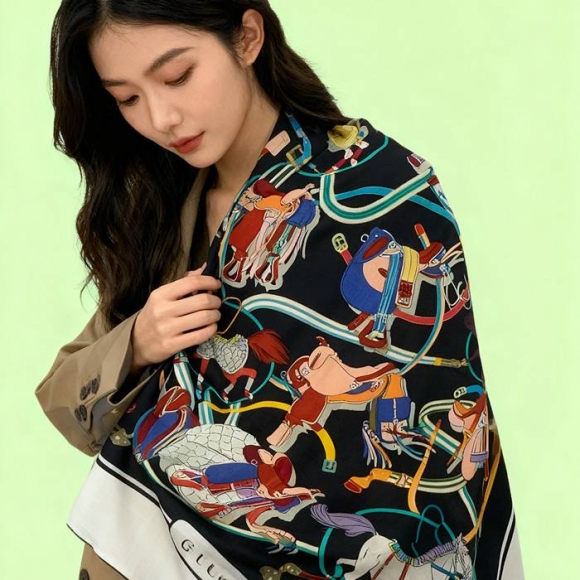 グッチ 140両面シルクウールストール 135cm x 136cm グッチ 140両面シルクウールストール 135cm x 136cm