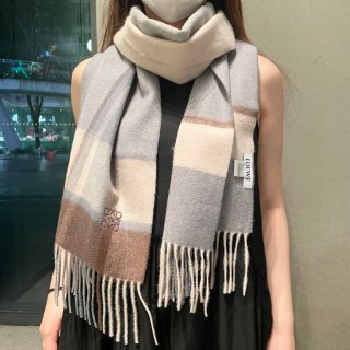 ロエベ 今年最新オーダー。立体刺繍。100%ラムウール 32x190cm ロエベ 今年最新オーダー。立体刺繍。100%ラムウール 32x190cm
