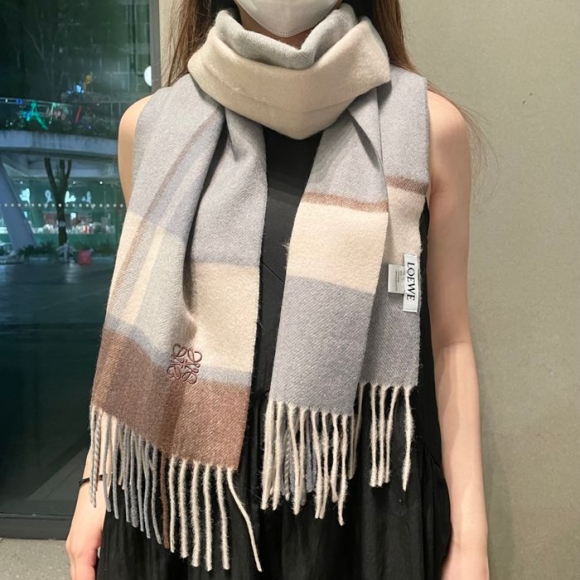 ロエベ 今年最新オーダー。立体刺繍。100%ラムウール 32x190cm ロエベ 今年最新オーダー。立体刺繍。100%ラムウール 32x190cm