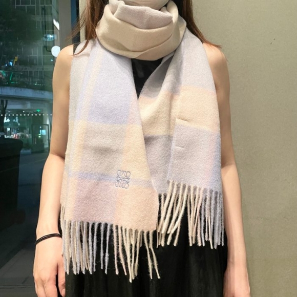 ロエベ 今年最新オーダー。立体刺繍。100%ラムウール 32x190cm ロエベ 今年最新オーダー。立体刺繍。100%ラムウール 32x190cm
