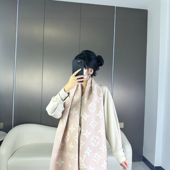 ルイ ヴィトン 新作 Simply LV スカーフ 34x180cm ルイ ヴィトン 新作 Simply LV スカーフ 34x180cm