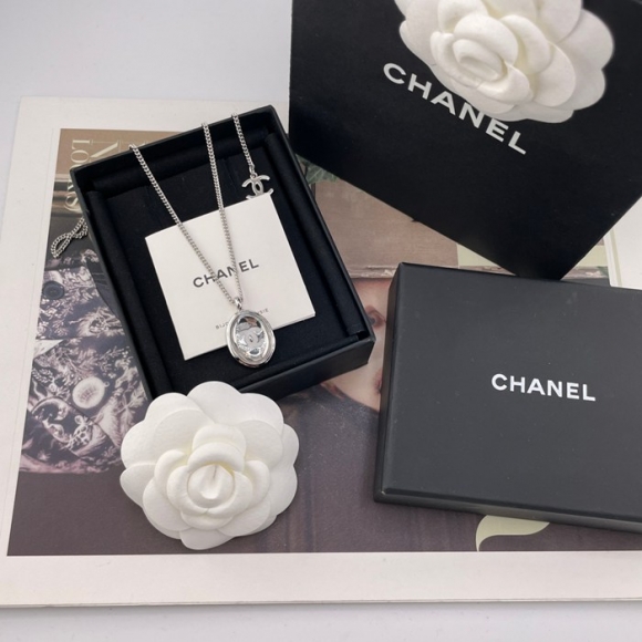 ネックレス C オーバルシルバーミラーネックレス — Jennie着用モデル、白エナメル×凹凸ミラー感、カジュアルから通勤まで ネックレス C オーバルシルバーミラーネックレス — Jennie着用モデル、白エナメル×凹凸ミラー感、カジュアルから通勤まで