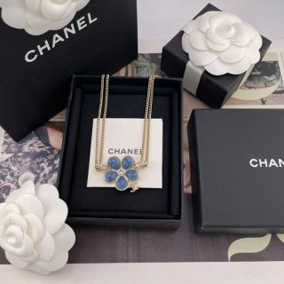 ネックレス C デニム風フラワー×Cペンダントネックレス — 26早春、辛芷蕾着用、デニム風テクスチャー、フラワーモチーフ、滿鑽C