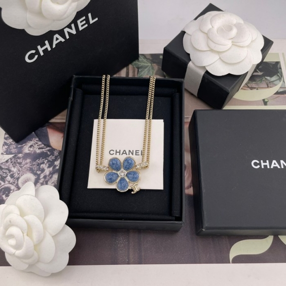 ネックレス C デニム風フラワー×Cペンダントネックレス — 26早春、辛芷蕾着用、デニム風テクスチャー、フラワーモチーフ、滿鑽C ネックレス C デニム風フラワー×Cペンダントネックレス — 26早春、辛芷蕾着用、デニム風テクスチャー、フラワーモチーフ、滿鑽C