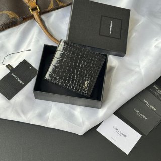 SAINT LAURENT 607727 メンズ対折り財布 ワニ紋 サイズ:11x9.5x2.5cm SAINT LAURENT 607727 メンズ対折り財布 ワニ紋 サイズ:11x9.5x2.5cm