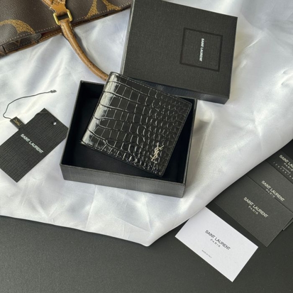 SAINT LAURENT 607727 メンズ対折り財布 ワニ紋 サイズ:11x9.5x2.5cm SAINT LAURENT 607727 メンズ対折り財布 ワニ紋 サイズ:11x9.5x2.5cm