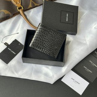 SAINT LAURENT 607727 メンズ対折り財布 ワニ紋 サイズ:11x9.5x2.5cm SAINT LAURENT 607727 メンズ対折り財布 ワニ紋 サイズ:11x9.5x2.5cm