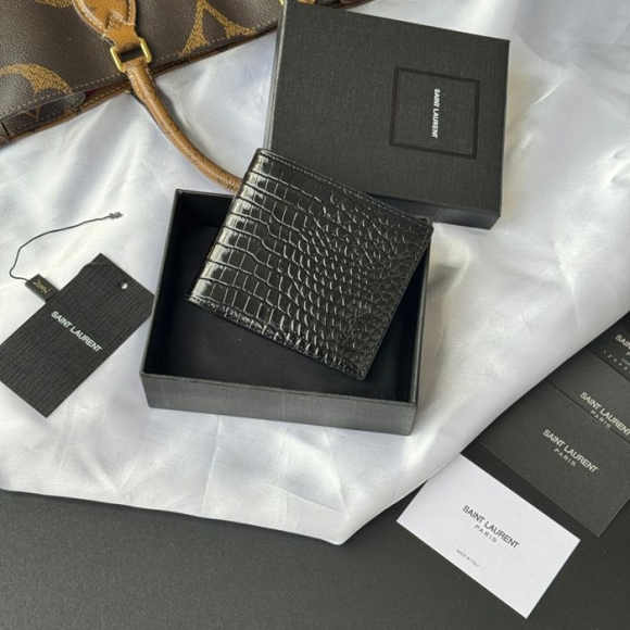SAINT LAURENT 607727 メンズ対折り財布 ワニ紋 サイズ:11x9.5x2.5cm SAINT LAURENT 607727 メンズ対折り財布 ワニ紋 サイズ:11x9.5x2.5cm