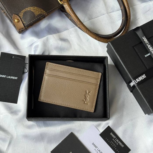 SAINT LAURENT 687098 カードケース 荔枝紋 サイズ:10x7.5x0.5cm SAINT LAURENT 687098 カードケース 荔枝紋 サイズ:10x7.5x0.5cm