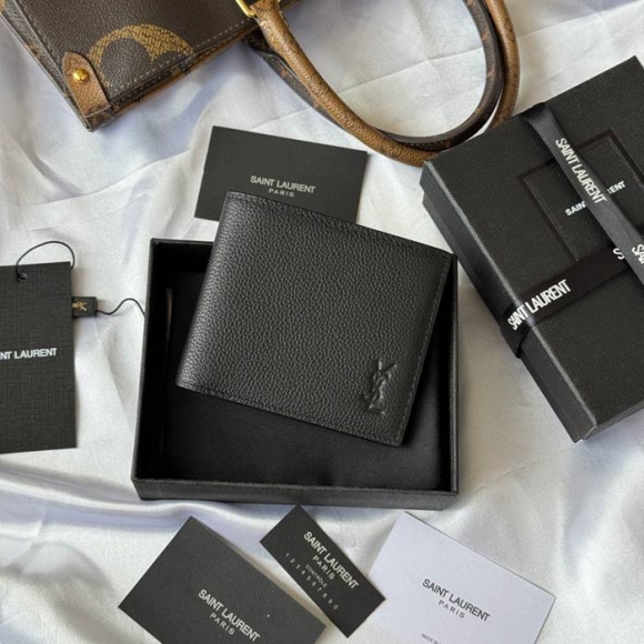SAINT LAURENT 607727 メンズ対折り財布 荔枝紋刻印 サイズ:11x9.5x2.5cm SAINT LAURENT 607727 メンズ対折り財布 荔枝紋刻印 サイズ:11x9.5x2.5cm