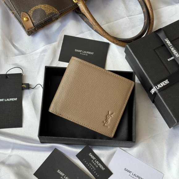 SAINT LAURENT 607727 メンズ対折り財布 荔枝紋刻印 サイズ:11x9.5x2.5cm SAINT LAURENT 607727 メンズ対折り財布 荔枝紋刻印 サイズ:11x9.5x2.5cm