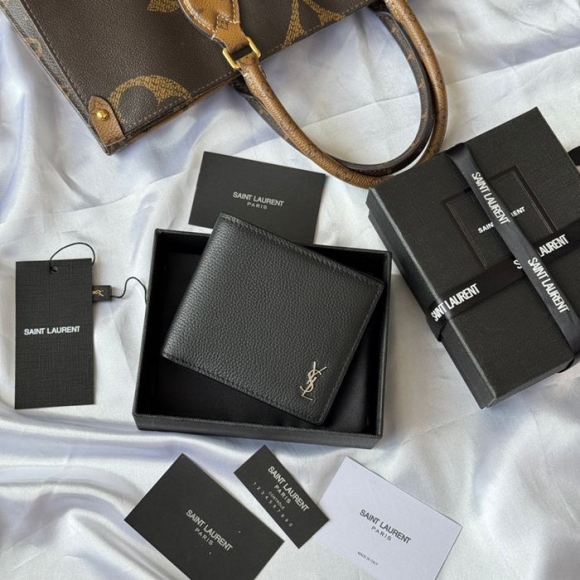 SAINT LAURENT 607727 メンズ対折り財布 荔枝紋 サイズ:11x9.5x2.5cm SAINT LAURENT 607727 メンズ対折り財布 荔枝紋 サイズ:11x9.5x2.5cm